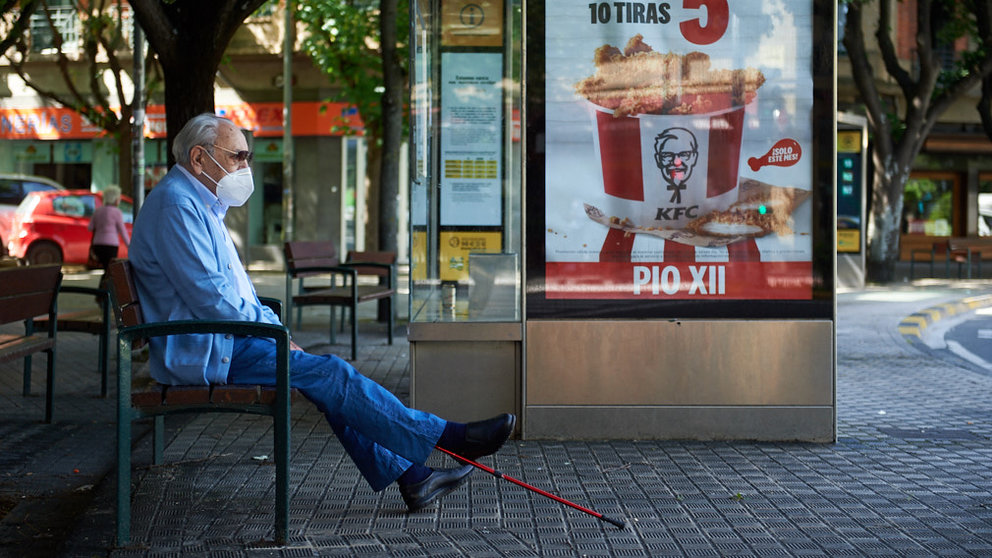 Una persona con mascarilla espera la villavesa durante la crisis del coronavirus en Pamplona. Miguel Osés