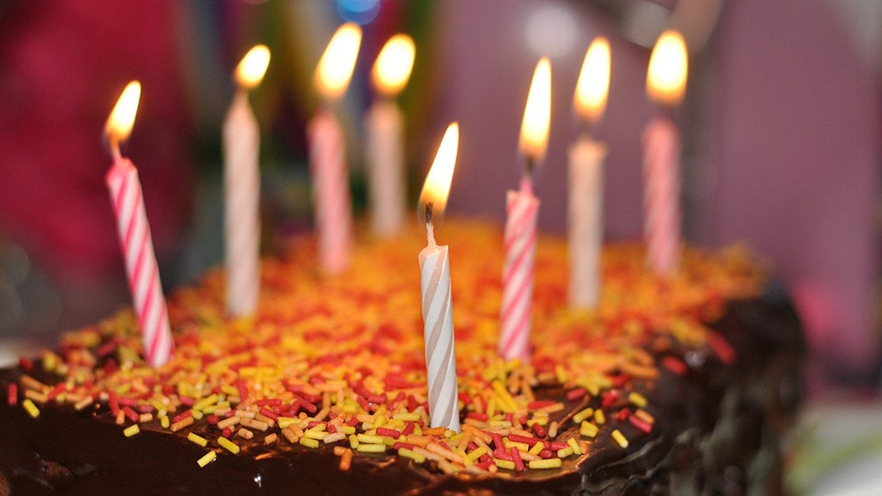 Una tarta con velas durante la celebración de un cumpleaños. ARCHIVO