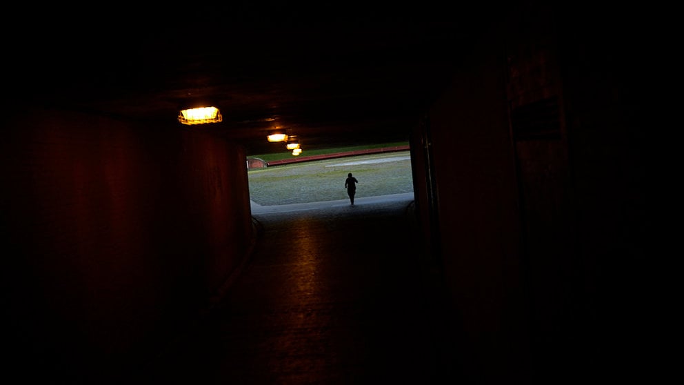 Una persona camina por la Plaza de los Fueros de Pamplona durante la fase 0 del Estado de alarma a causa del coronavirus. PABLO LASAOSA