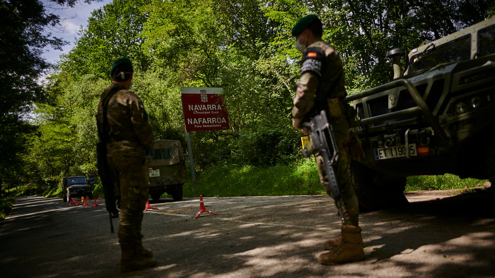 Dos militares vigilan el paso fronterizo de Lizuniaga. PABLO LASAOSA