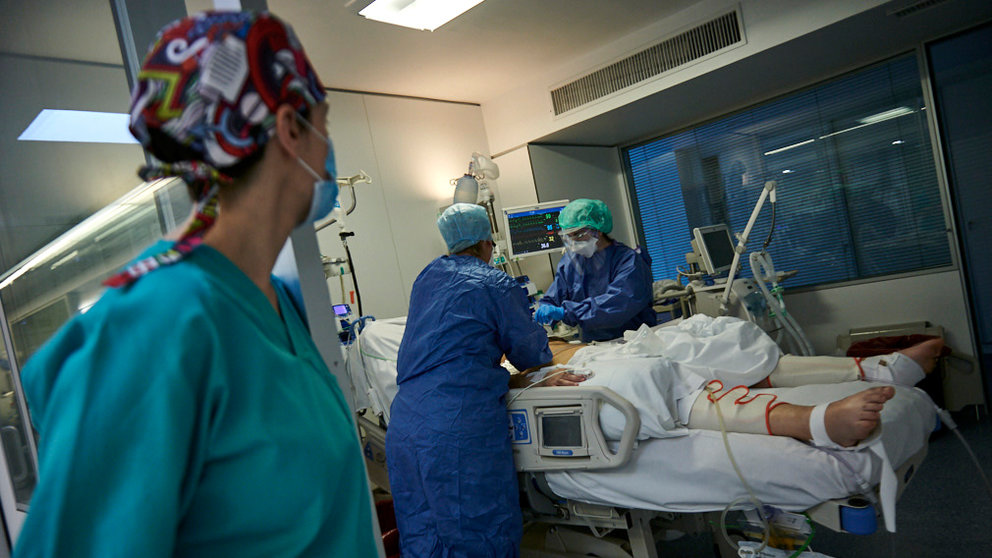Una enfermera observa a otras dos mientras están junto a un paciente en la UCI. PABLO LASAOSA