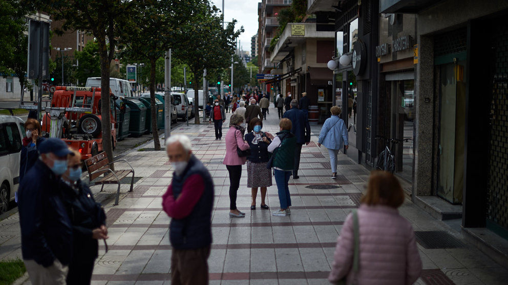 Avenida Bayona llena de gende tras el comienzo de la fase 1 durante la crisis del coronavirus en Pamplona. Miguel Osés