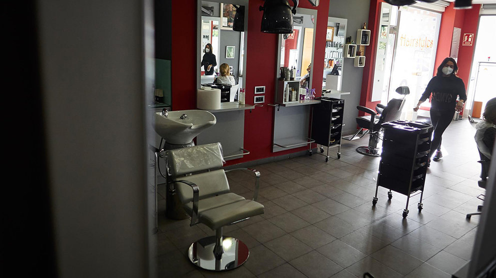 Esther Alvarado, propietaria de una peluquería en Navarra, entra en su establecimiento durante la apertura por primera vez desde que se decretara el estado de alarma. EUROPA PRESS