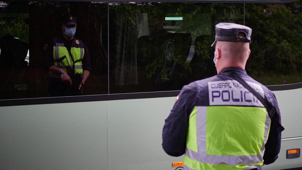 Un agente de la Policía Nacional, protegido con una mascarilla durante la crisis sanitaria del coronavirus en Navarra EUROPA PRESS