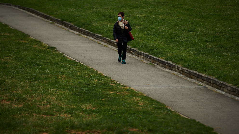 Una persona camina por Pamplona durante la crisis del coronavirus. PABLO LASAOSA