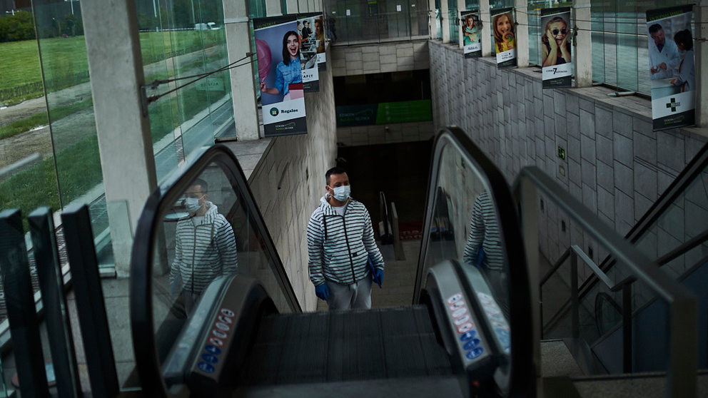 Una persona con una mascarilla sube las escaleras mecánicas de la estación de autobuses de Pamplona durante el Estado de alarma por el coronavirus. PABLO LASAOSA