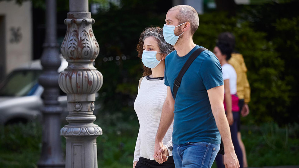 Una pareja camina con mascarillas para protegerse del coronavirus durante el día 54 del estado de alarma en Pamplona / Navarra (España), a 7 de mayo de 2020. - Eduardo Sanz - Europa Press.