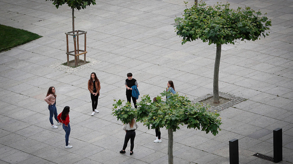 GRAF6460. PAMPLONA, 16/05/2020.- Un grupo de jóvenes conversa este sábado en la Plaza del Castillo de Pamplona, manteniendo la distancia social. En las ultimas horas Navarra ha registrado un nuevo fallecimiento por COVID-19 y 21 personas más contagiadas (0,41%) según han confirmado las pruebas PCR realizadas. EFE/ Villar López
