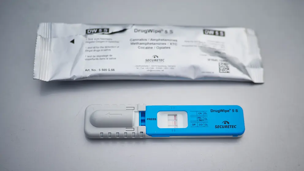 Detalle de un positivo en anfetaminas en el narcotest realizado por la Policia Foral a un condiuctor durante un control de movilidad realizado en Pamplona, Navarra, España, a 8 de mayo de 2020.

Detalle de un positivo en anfetaminas en el narcotest realizado por la Policia Foral a un condiuctor durante un control de movilidad realizado en Pamplona, Navarra, España, a 8 de mayo de 2020.


8/5/2020