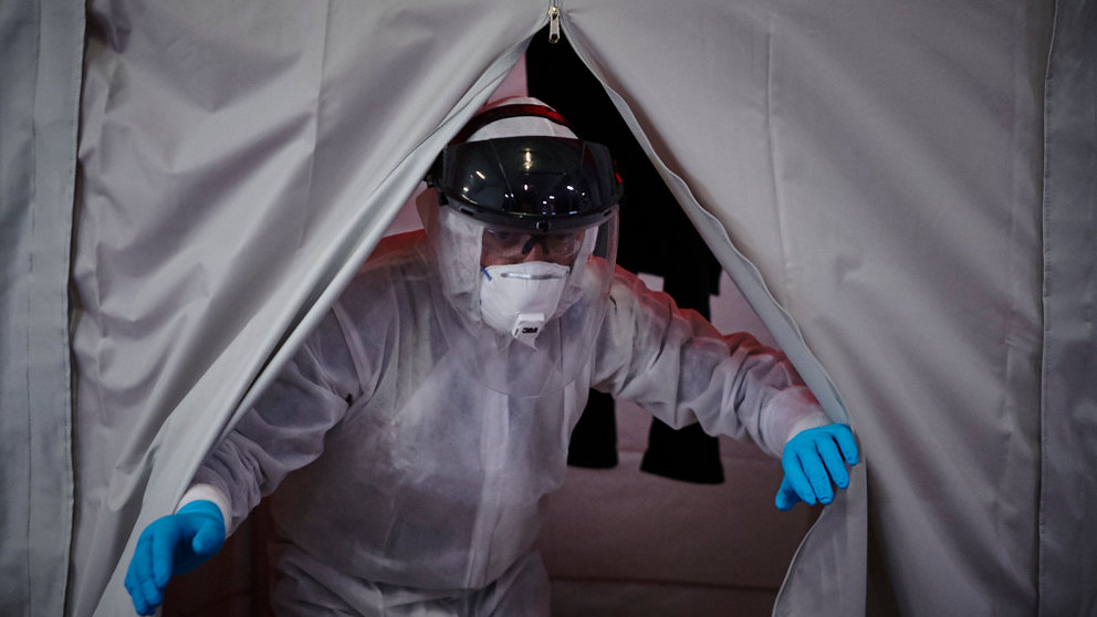 Un voluntario de SAR Navarra tras las labores de desinfección por ozono. PABLO LASAOSA