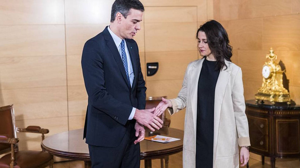 Pedro Sánchez e Inés Arrimadas se estrechan la mano EFE