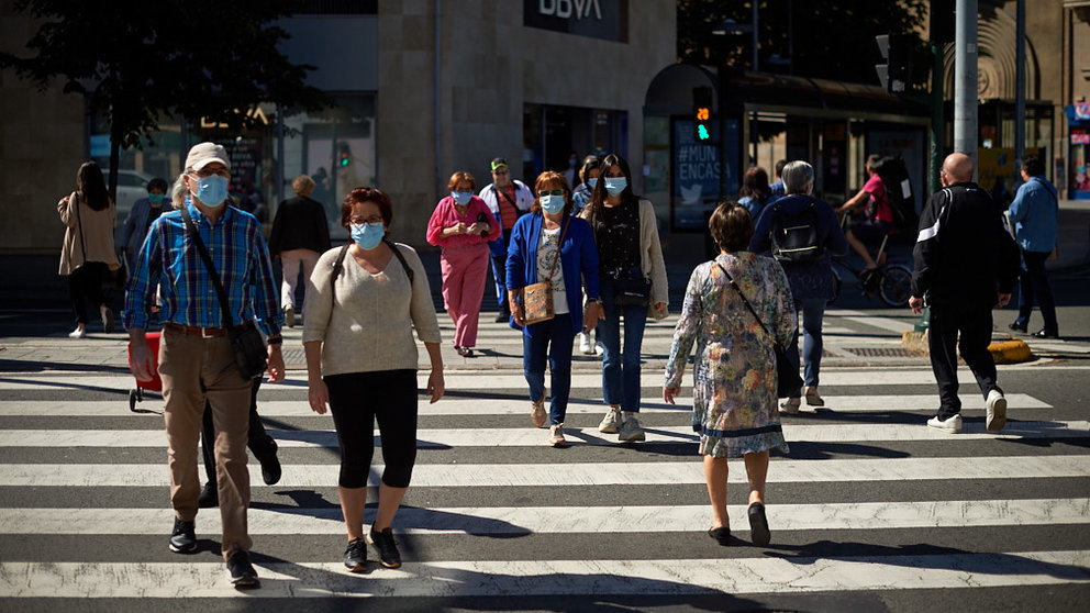 Decenas de personas con mascarilla caminan por las calles durante la crisis del coronavirus. MIGUEL OSÉS