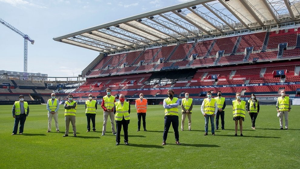 Directivos de Osasuna y miembros de la empresa VDR en el estadio de El Sadar para presentar la donación de 30.000 kilos en Pamplona y Madrid. OSASUNA