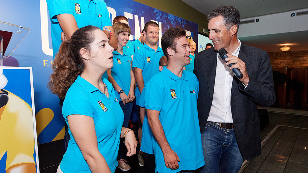 Miguel Induráin con deportistas de su Fundación. Cedida.