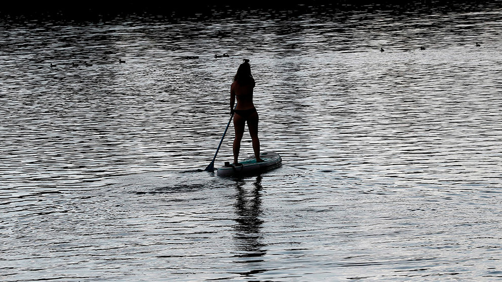 -FOTODELDÍA- GRAFCAV6024. PAMPLONA, 27/05/2020.-  Una persona realiza paddle surf en la balsa de la Morea en la segunda jornada en la que se puede disfrutar de un baño en las zonas naturales de Navarra, que se encuentra en fase dos, es el caso este pequeño lago cercano a Pamplona que desde ayer recibe a los mas deseosos de un buen baño en aguas naturales.             EFE/Jesús Diges
