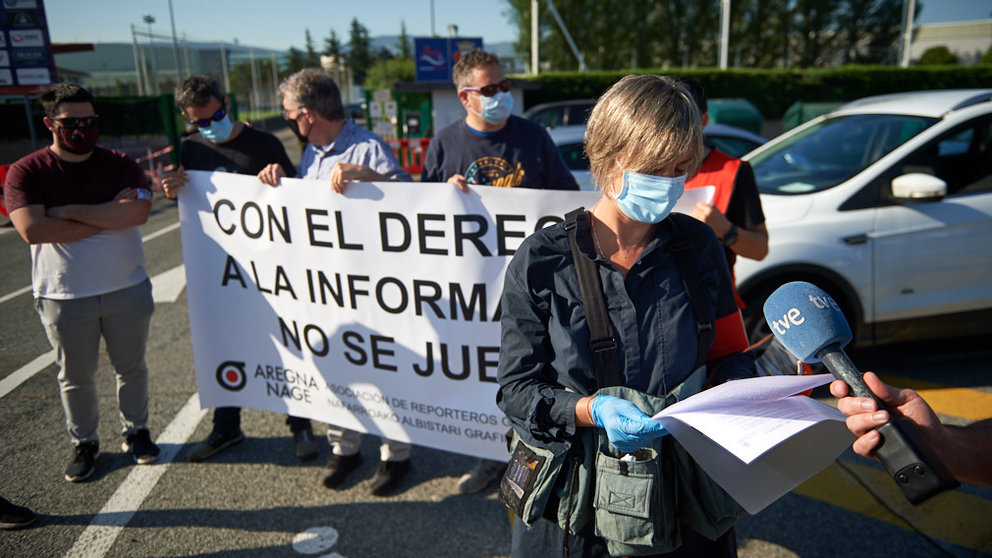 Las reporteras y reportaros graficos de Navarra (AREGNA) se manifiestan en las puertas de Tajonar para pedir la entrada de los medios a los estadios de futbol. MIGUEL OSÉS