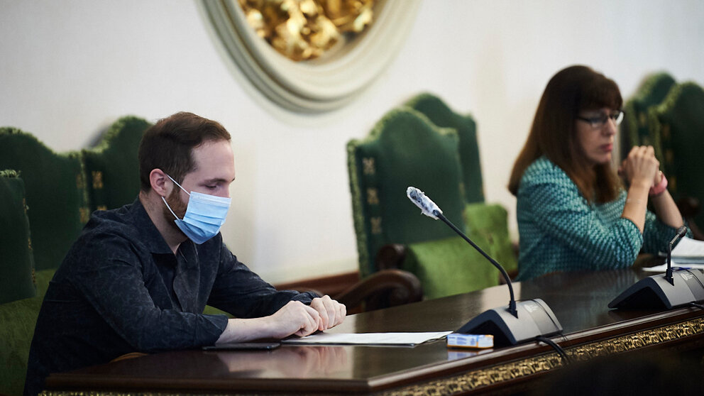 Xabi Sagardoy (i) y Maite Esporrín, en sus asientos del salón de plenos del Ayuntamiento de Pamplona. PABLO LASAOSA