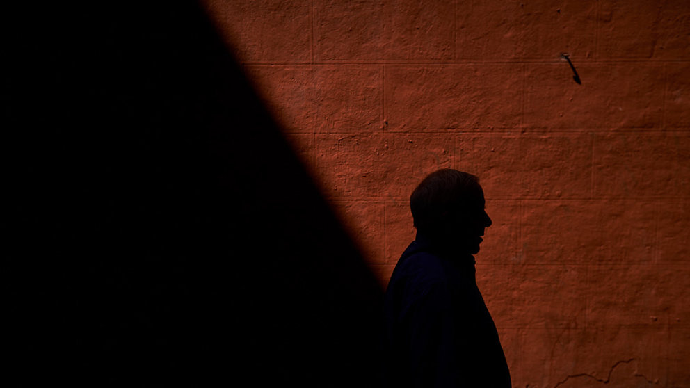 Un hombre camina por el casco viejo durante la crisis del coronavirus en Pamplona. MIGUEL OSÉS
