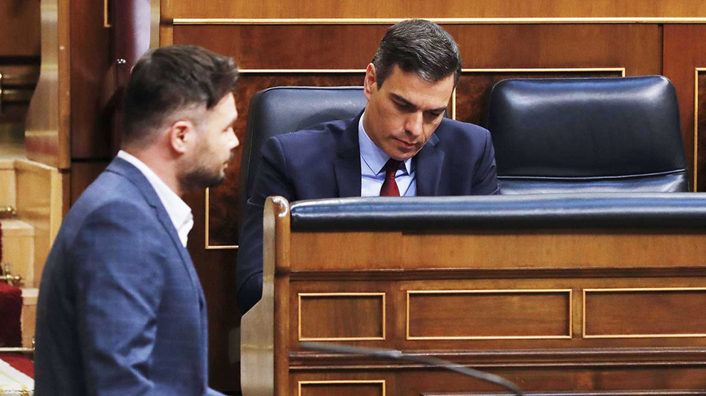 El portavoz de ERC en el Congreso, Gabriel Rufián, pasa junto al presidente del Gobierno, Pedro Sánchez, durante el debate de la quinta prórroga del estado de alarma. Europa Press.