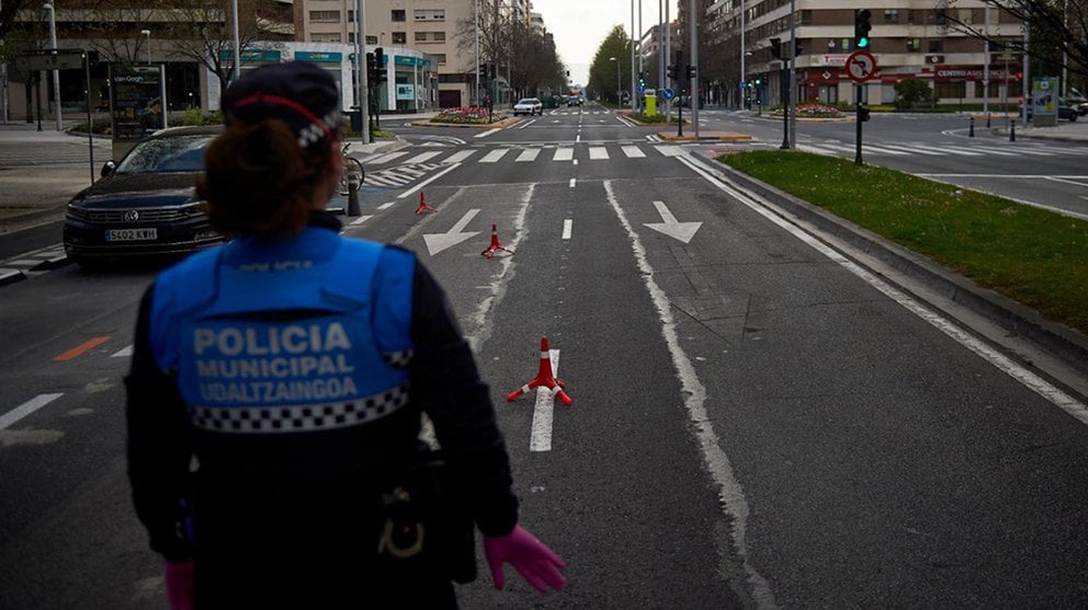 Una agente de la Policía Municipal de Pamplona, durante un control POLICÍA MUNICIPAL DE PAMPLONA