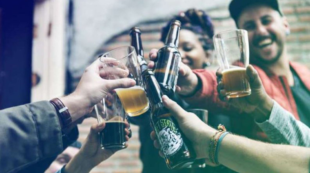 Un grupo de jóvenes bebe alcohol durante una fiesta ARCHIVO