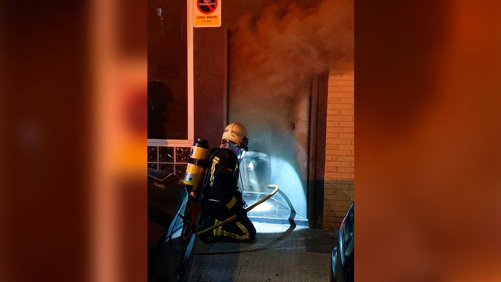 Un bombero trabaja para extinguir un incendio en el interior de una bajera en Beriáin TWITTER