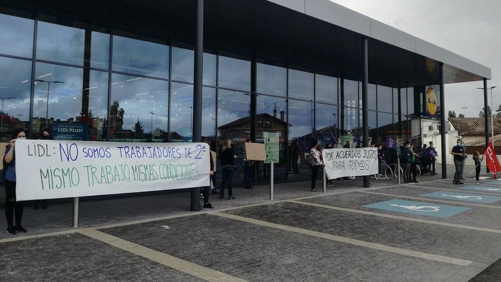 Trabajadores de los supermercados Lidl durante la protesta frente a una tienda de la empresa en Huarte. CCOO