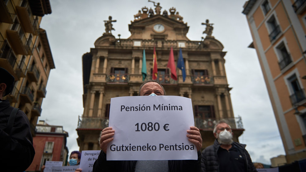 Concentración de pensionistas en la Plaza del Ayuntamiento de Pamplona. MIGUEL OSÉS