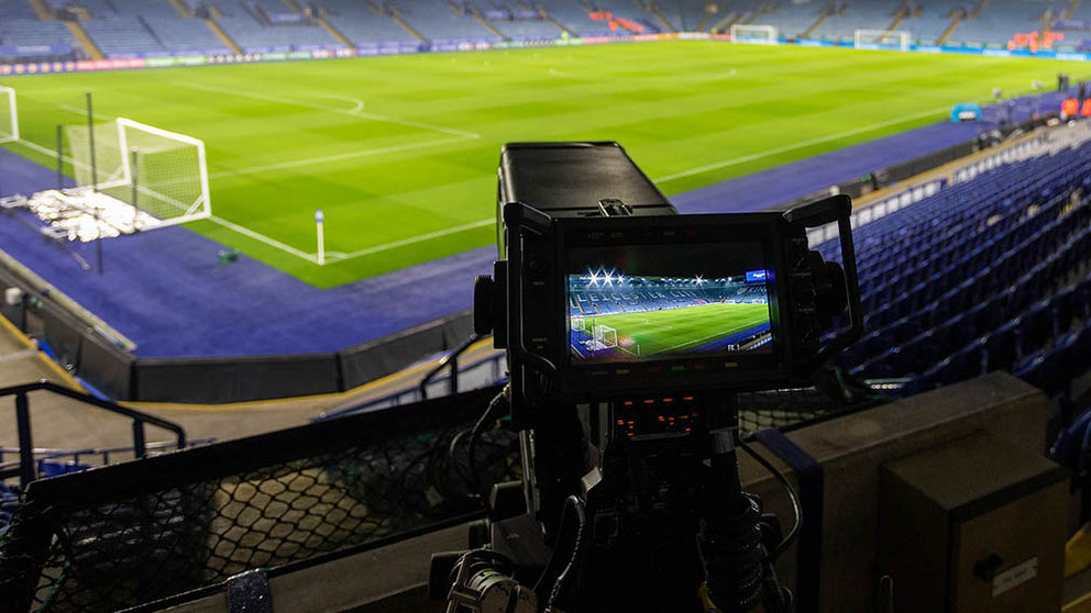Una cámara de televisión durante la retransmisión en directo de un partido de fútbol. ARCHIVO / EUROPA PRESS