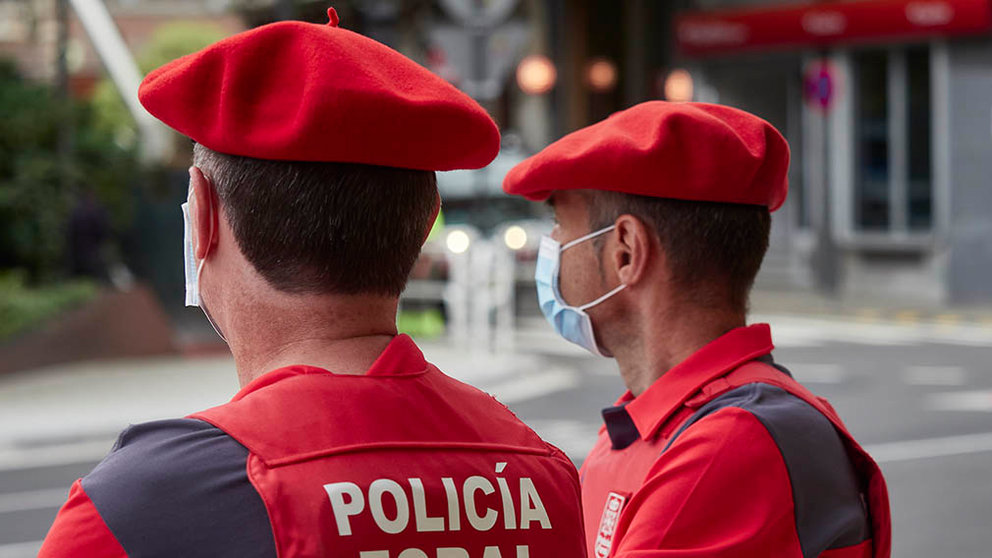 Agentes de la Policía Foral vigilan la entrada al Parlamento de Navarra donde se está celebrando una sesión plenaria, en Pamplona, Navarra (España) a 4 de junio de 2020.

04 JUNIO 2020 POLÍTICA;MEDIDAS POLÍTICAS;PLENO;PARLAMENTO REGIONAL;CORTES DE NAVARRA

4/6/2020