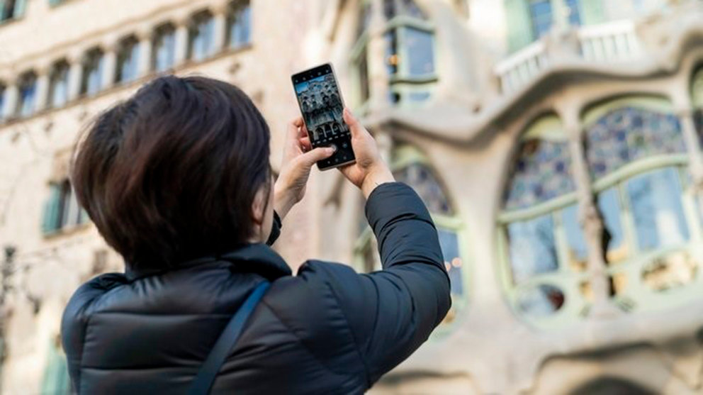 Una turista realiza una fotografía con su teléfono móvil a la Casa Batlló de Barcelona

Una turista realiza una fotografía con su teléfono móvil a la Casa Batlló de Barcelona


12/6/2020
