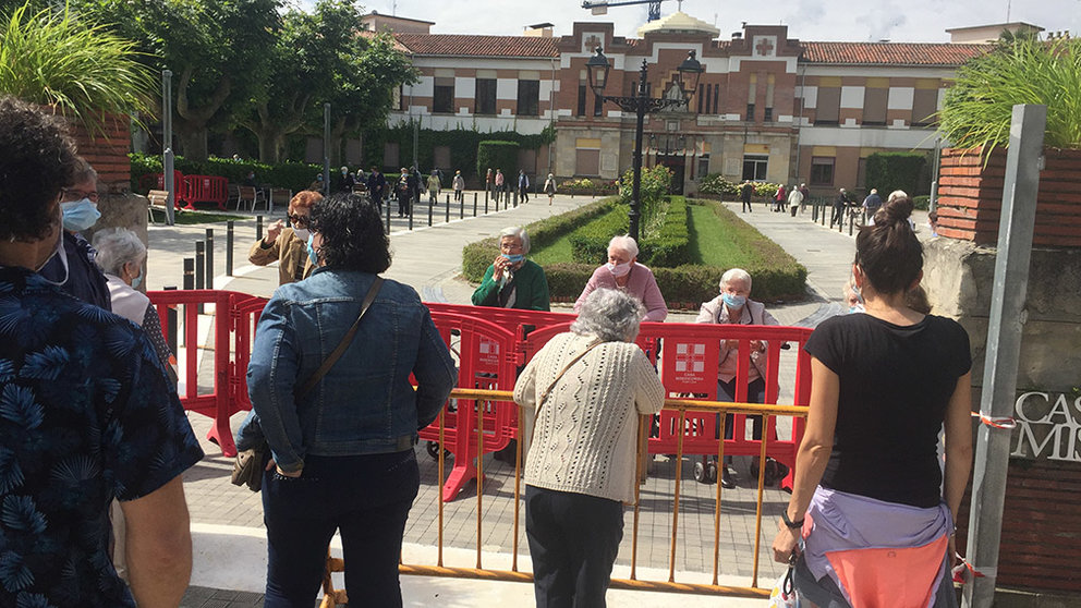 Residentes y familiares hablan a distancia en la Casa de Misericordia de Pamplona. Navarra.com