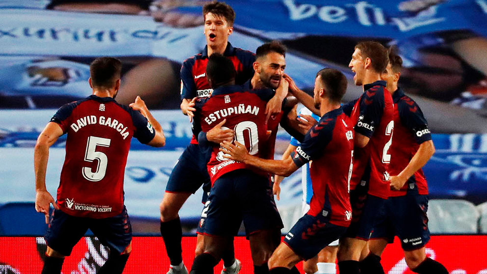 Los jugadores de Osasuna celebran el primer gol del equipo ante la Real Socuedad, durante el encuentro de la jornada 28 de LaLiga que se disputa este domingo en el Reale Arena de San Sebastián. EFE/ Javier Etxezarreta