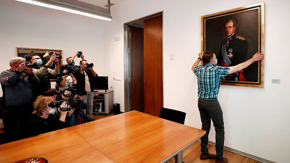 A worker withdraws the portrait of Emeritus King Juan Carlos from the regional Parliament in Pamplona, Navarra, Spain, 15 June 2020. Navarra's regional Parliament approved to withdraw the portrait of Emeritus King Juan Carlos from the building after the controversy of the alleged illegal commissions received in exchange of the construction of the high speed train to Mecca. EFE/ Jesus Diges
