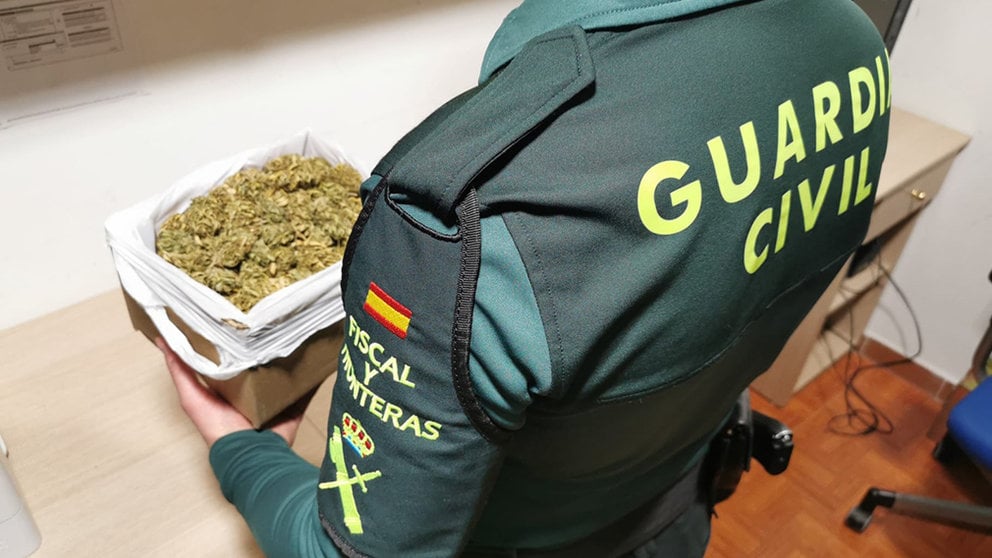 Un guardia civil se incauta de la bolsa con los cogollos de marihuana en Tafalla. CEDIDA