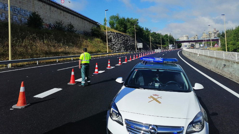 La Guardia Civil de Navarra reordena el tráfico tras el accidente de un camión en la A1, en Guipuzcoa. CEDIDA