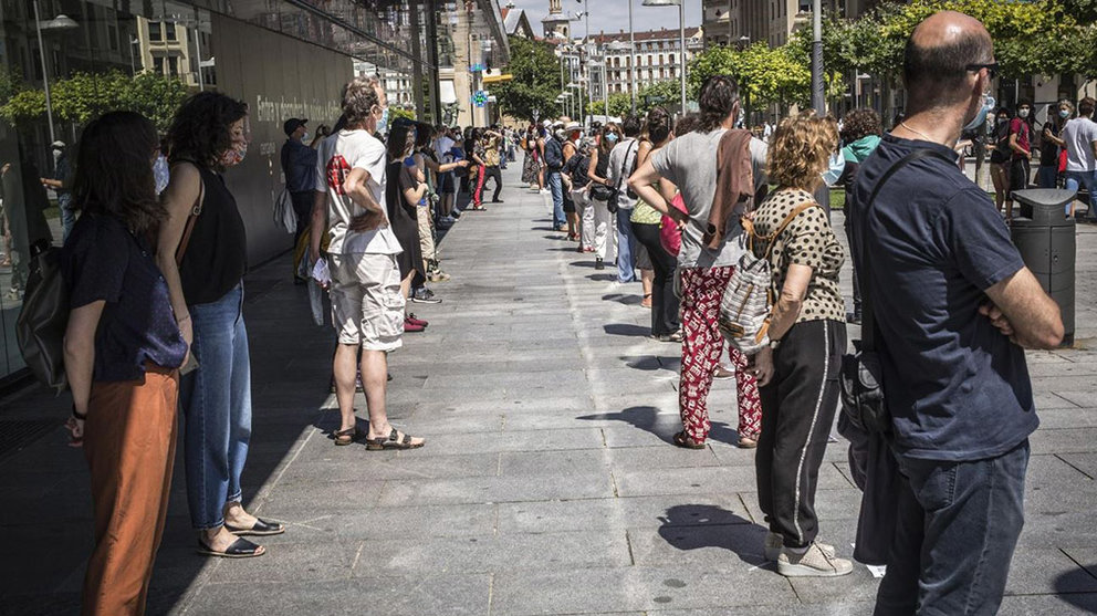 Cadena humana en Pamplona por el Día Mundial de las Personas Refugiadas SOS RACISMO