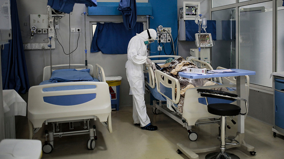 15 June 2020, Yemen, Sanaa: A medical worker wearing full protective gear treats a patient in the intensive care unit of a hospital, where coronavirus (Covid-19) patients are treated. Photo: Hani Al-Ansi/dpa
ONLY FOR USE IN SPAIN

15 June 2020, Yemen, Sanaa: A medical worker wearing full protective gear treats a patient in the intensive care unit of a hospital, where coronavirus (Covid-19) patients are treated. Photo: Hani Al-Ansi/dpa

15/6/2020 ONLY FOR USE IN SPAIN