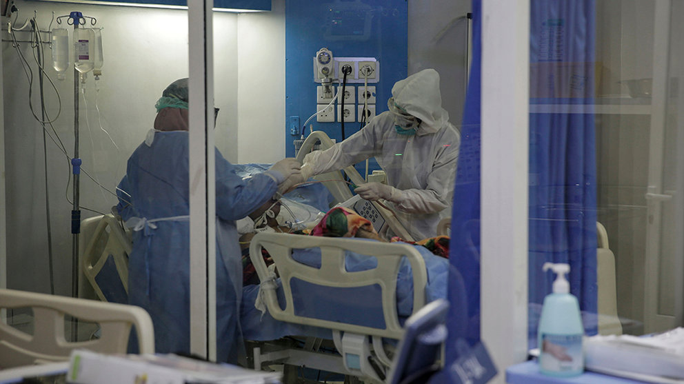 15 June 2020, Yemen, Sanaa: Medical workers wearing full protective gear treat a patient in the intensive care unit of a hospital, where coronavirus (Covid-19) patients are treated. Photo: Hani Al-Ansi/dpa
ONLY FOR USE IN SPAIN

15 June 2020, Yemen, Sanaa: Medical workers wearing full protective gear treat a patient in the intensive care unit of a hospital, where coronavirus (Covid-19) patients are treated. Photo: Hani Al-Ansi/dpa

15/6/2020 ONLY FOR USE IN SPAIN