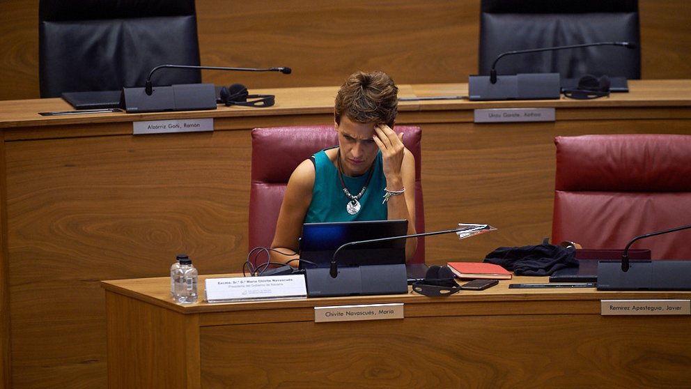 La presidenta del Gobierno de Navarra sentada en el escaño del Parlamento Foral durante un pleno. MIGUEL OSÉS