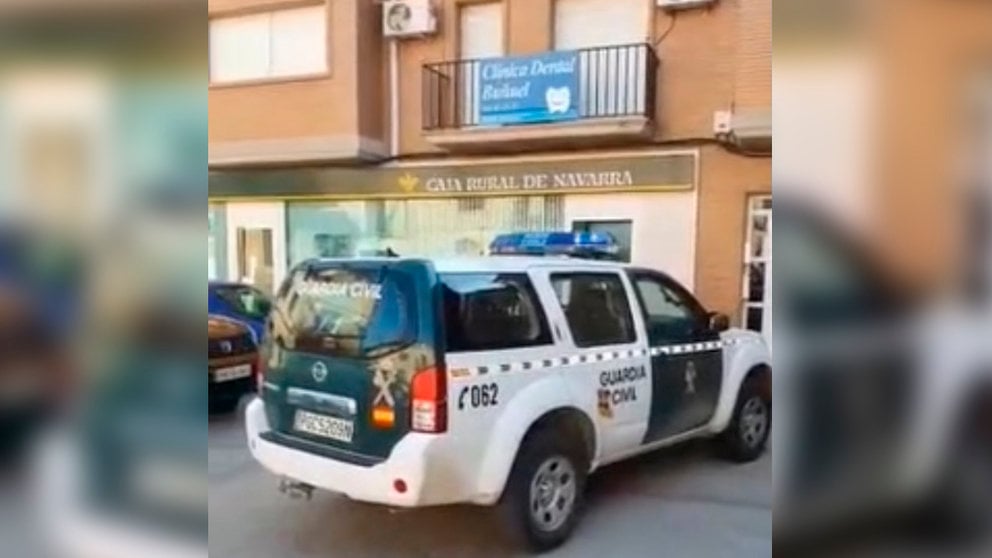Captura del vídeo sobre el atraco de una sucursal bancaria en Buñuel. GUARDIA CIVIL