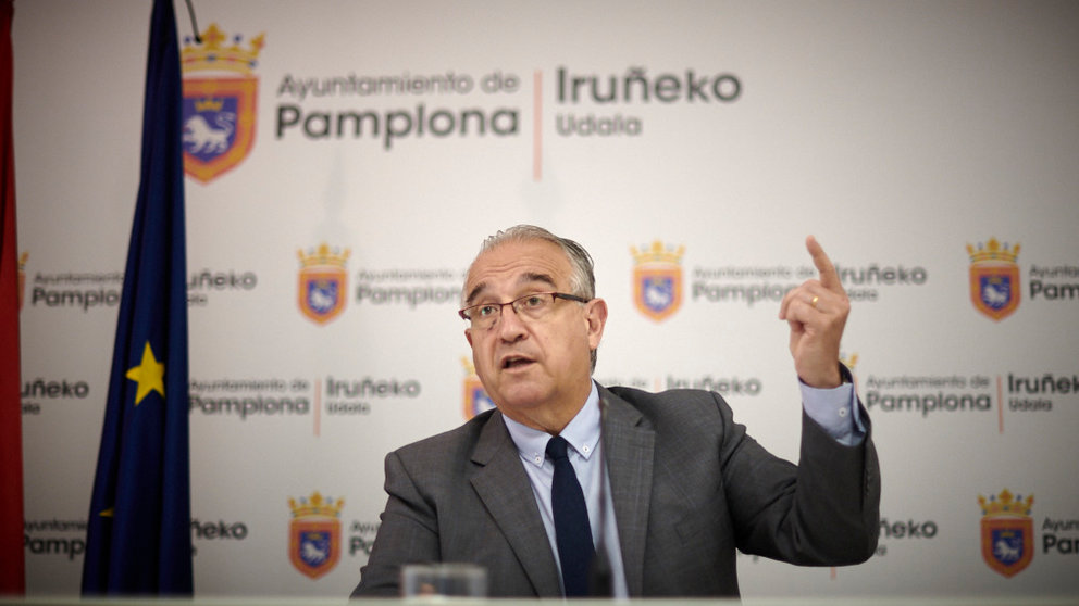 El alcalde de Pamplona, Enrique Maya, en rueda de prensa presenta la campaña del Ayuntamiento para recordar la suspensión de los Sanfermines. PABLO LASAOSA