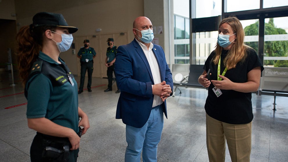 El delegado del Gobierno en Navarra, José Luis Arasti, conoce los protocolos de seguridad del aeropuerto frente al COVID-19 antes del reinicio de la actividad comercial. MIGUEL OSÉS