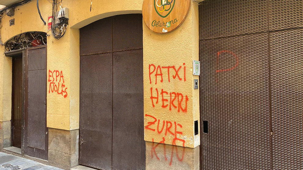 Pintadas que los radicales han realizado en la puerta de la sede de la peña Oberena, en la calle Jarauta de Pamplona. NAVARRACOM (2)