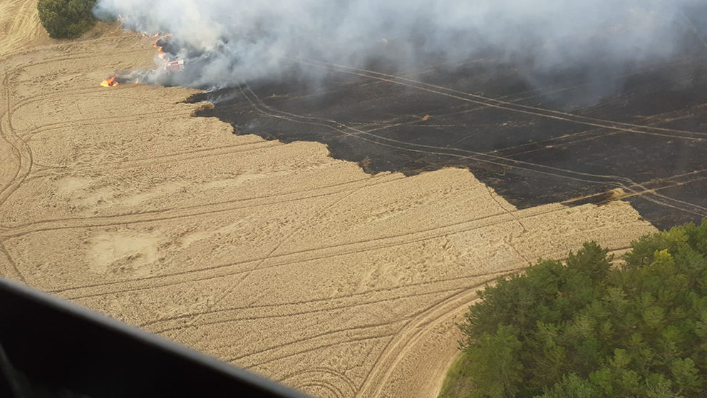 Incendio de un campo de cereal en Grocin, Navarra. BOMBEROS