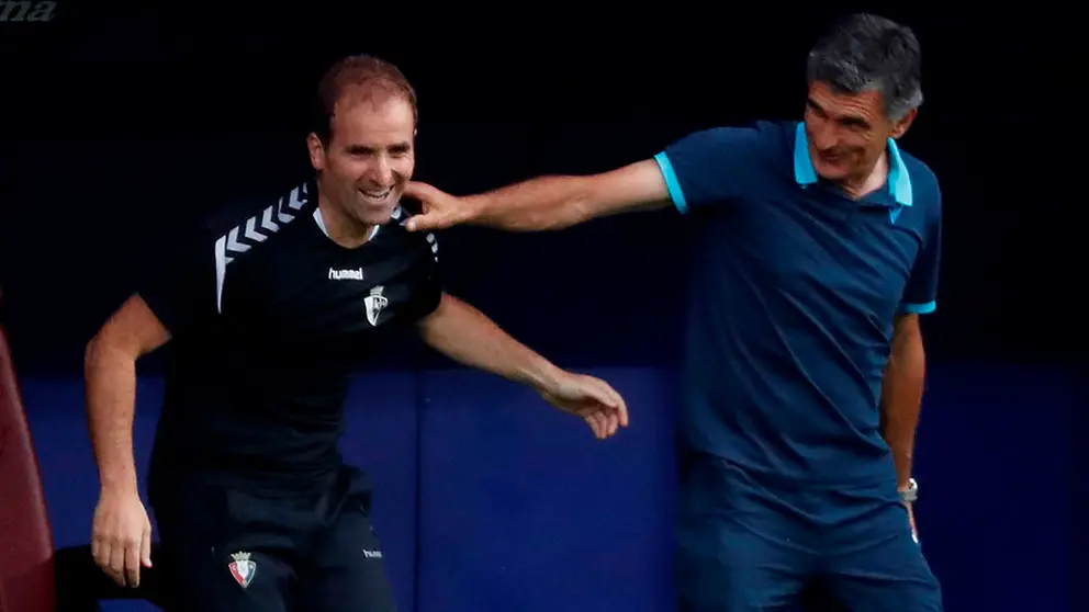 El técnico del Eibar, Jose Luis Mendilibar saluda al técnico de Osasuna, Jagoba Arrasate, al inicio del partido entre los dos equipos en Ipurúa. EFE