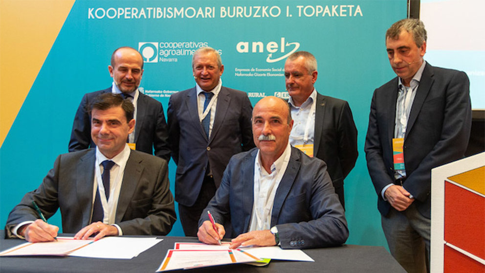 Los presidentes de UCAN y ANEL en la firma en octubre de 2019 de un acuerdo de colaboración para potenciar el desarrollo de las cooperativas en Navarra. Cedida