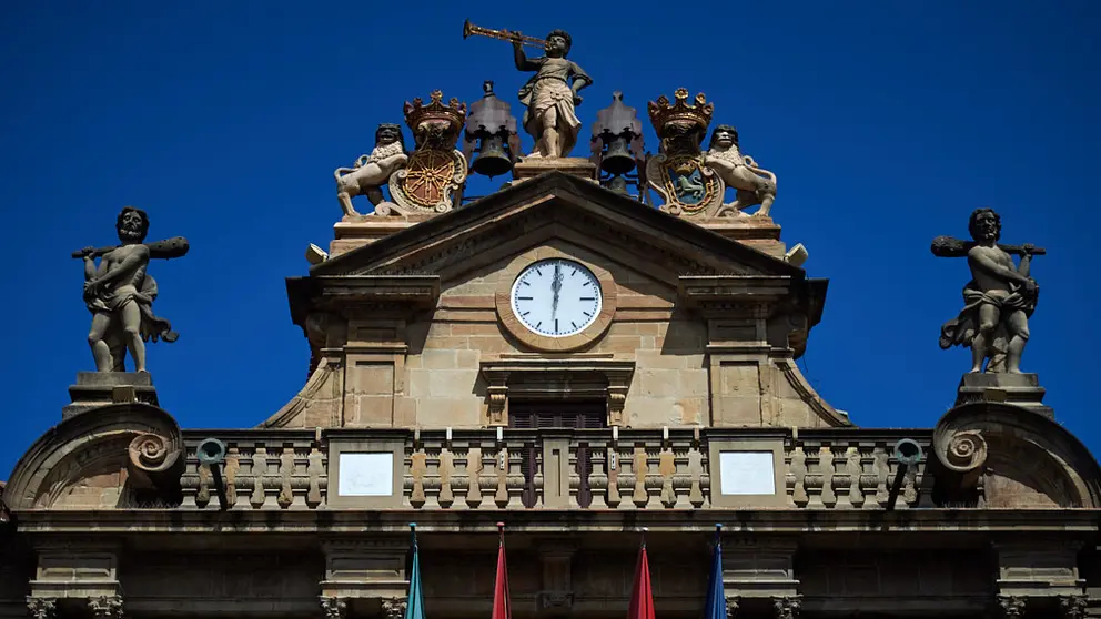 El reloj de la plaza del ayuntamiento marca las 12 de la ma&ntilde;ana. MIGUEL OS&Eacute;S