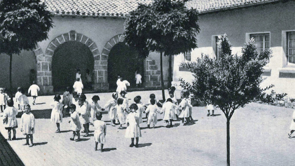 Imagen antigua de unos niños jugando en el patio de un colegio. GOBIERNO DE NAVARRA