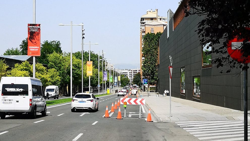 Comienzan las obras del nuevo carril bici de Pamplona en la avenida del Ejército. FERMÍN JAVIER ALONSO